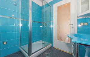 Kúpeľňa v ubytovaní Three-Bedroom Apartment In Rogoznica