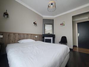 Postel nebo postele na pokoji v ubytování Hôtel Résidence Champerret