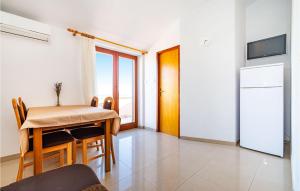 Televízia a/alebo spoločenská miestnosť v ubytovaní 2 Bedroom Amazing Apartment In Nevidane