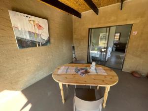 une table en bois dans l'angle d'une pièce dans l'établissement Lekker Plekkie Farm Cottage, à Hekpoort