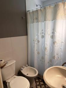 Bilik mandi di Cálido monoambiente con amplia cocina en Villa Devoto