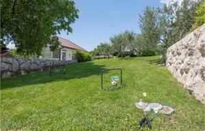 Vonkajšia záhrada v ubytovaní Three-Bedroom Holiday Home In Vinjani Donji