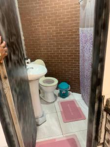 a bathroom with a toilet and a sink at kit aconchego in Ubatuba