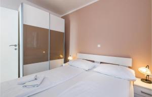 Postel nebo postele na pokoji v ubytování 2 Bedroom Beautiful Apartment In Lovran