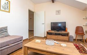 Televízia a/alebo spoločenská miestnosť v ubytovaní 5 Bedroom Lovely Apartment In Raslina