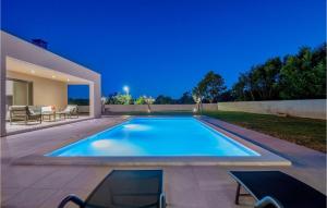 een zwembad in de achtertuin van een huis bij Villa Vitis Vitae in Peresiji