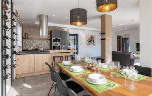 een eetkamer en keuken met een tafel en stoelen bij Villa Vitis Vitae in Peresiji