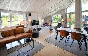 una sala de estar con un sofá y una mesa en Nice Home In Glesborg With Sauna, en Glesborg
