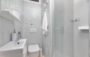 Koupelna v ubytování Pet Friendly Home In Punat With Kitchen