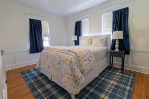 Postel nebo postele na pokoji v ubytování The Blake Cottage by StayLage