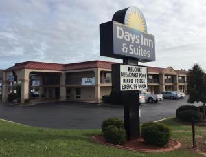 Days Inn & Suites by Wyndham Warner Robins Near Robins AFB的证书、奖牌、标识或其他文件