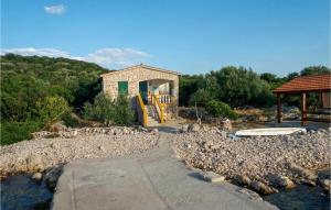 een klein huisje met een trap die naar een rivier leidt bij Amazing Home In Zizanj With Wifi in Otok Zizanj