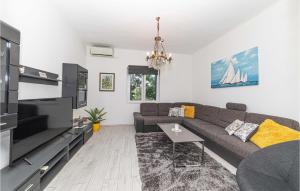 TV a/nebo společenská místnost v ubytování Holiday Home Kastel Kambelovac 11