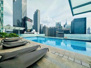 Piscina de la sau aproape de SOHO SUITES KLCC by DREAMS