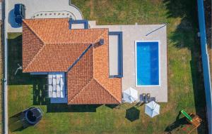 een bovenaanzicht van een huis met een zwembad bij Villa Vitis Vitae in Peresiji
