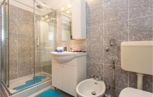 une salle de bain avec toilettes, douche et lavabo dans l'établissement Beautiful Apartment In Klimno With Wifi, à Klimno