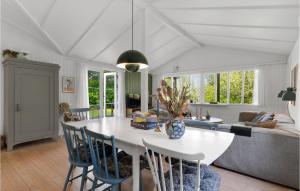 Un lugar para sentarse en Awesome Home In Spøttrup With Wifi