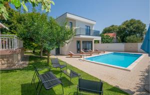 Bazén v ubytování Three-Bedroom Holiday Home In Donji Prolozac nebo v jeho okolí