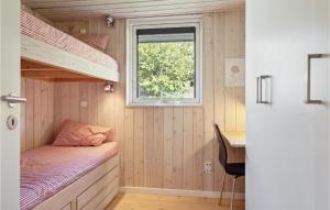 Tempat tidur dalam kamar di Amazing Home In Odder With Kitchen