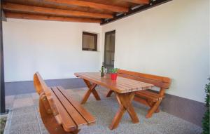 Fotografie z fotogalerie ubytování Three-Bedroom Holiday Home In Donji Prolozac v destinaci Donji Proložac