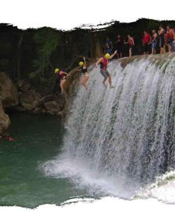 un groupe de personnes sautant d'une cascade dans l'établissement apartamento familiar villeta, à Villeta