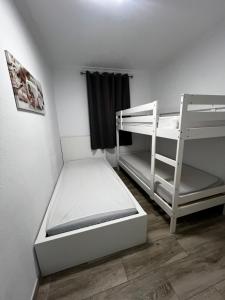Un dormitorio con dos literas y una escalera. en Cura Sol Appartment Amadores, en Playa del Cura 12 fotos más