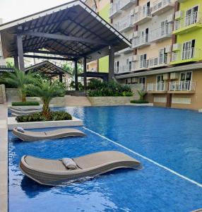 Bazén v ubytování Cozy condo unit 5mins from Mactan Cebu Int'l Airport with Netflix nebo v jeho okolí