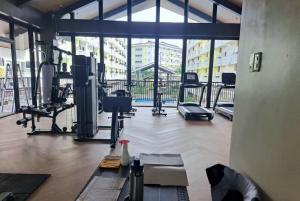 Fitness centrum a/nebo fitness zařízení v ubytování Cozy condo unit 5mins from Mactan Cebu Int'l Airport with Netflix