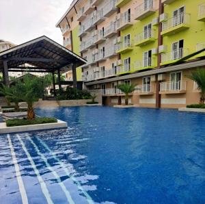 Bazén v ubytování Cozy condo unit 5mins from Mactan Cebu Int'l Airport with Netflix nebo v jeho okolí