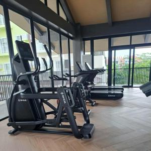 Fitness centrum a/nebo fitness zařízení v ubytování Cozy condo unit 5mins from Mactan Cebu Int'l Airport with Netflix