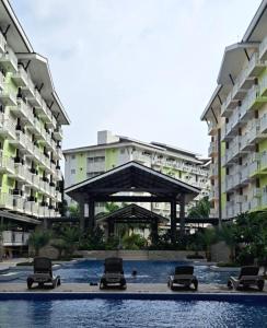 Bazén v ubytování Cozy condo unit 5mins from Mactan Cebu Int'l Airport with Netflix nebo v jeho okolí