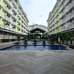 Bazén v ubytování Cozy condo unit 5mins from Mactan Cebu Int'l Airport with Netflix nebo v jeho okolí