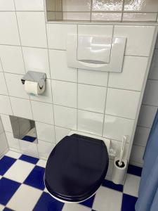 a bathroom with a toilet with a black seat at Apartment TRAUMBLICK für 2 - TOP Ortslage - TOP Aussicht & sonniger Balkon in Heiligenblut +12 photos