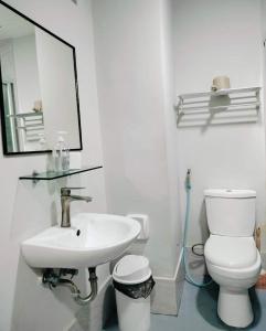 Koupelna v ubytování Cozy condo unit 5mins from Mactan Cebu Int'l Airport with Netflix