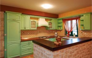 Kuchyňa alebo kuchynka v ubytovaní Nice Home In Golubovo With Kitchen