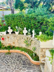 A garden outside Villa GREG stupenda location sulla spiaggia con accesso diretto al mare