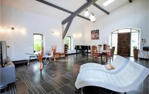 a living room with a white couch and a table at Beautiful Home In Loriol-Sur-Drôme in Loriol-sur-Drôme