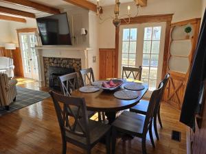 Posezení v ubytování The Blake Cottage by StayLage + 12 fotografií