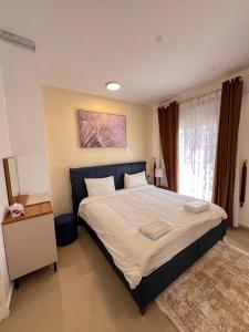 a bedroom with a large bed and a window at Alhamra Horizons in Al Ḩamrāʼ