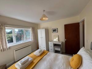 Un dormitorio con una cama con dos toallas encima. en East Down, en Glastonbury