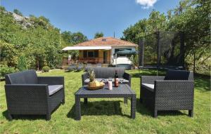 Zahrada ubytování Two-Bedroom Holiday Home In Blato Na Cetini