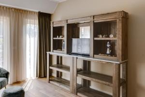 a wooden book shelf in a living room at Hof van Maldegem in Kortgene