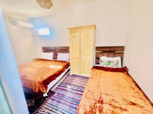 A bed or beds in a room at Riad Dar Lokman Még 37 kép