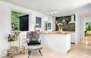 Kuchyň nebo kuchyňský kout v ubytování Nice Home In Aakirkeby With Sauna