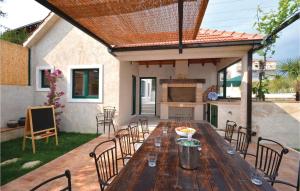 Patio alebo iná vonkajšia časť ubytovania Awesome Home In Split With Jacuzzi
