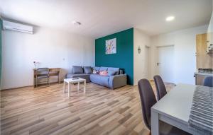Posezení v ubytování 1 Bedroom Lovely Apartment In Rakovica