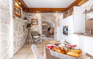 - une cuisine avec une table et un panier de pain dans l'établissement Beautiful Home In Tribalj, à Tribalj