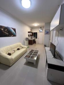 タラーンにあるRami Naiyangのソファとテーブルのあるリビングルーム