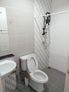 タラーンにあるRami Naiyangのトイレと洗面台のあるバスルーム