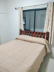 タラーンにあるRami Naiyangの窓のある部屋のベッド